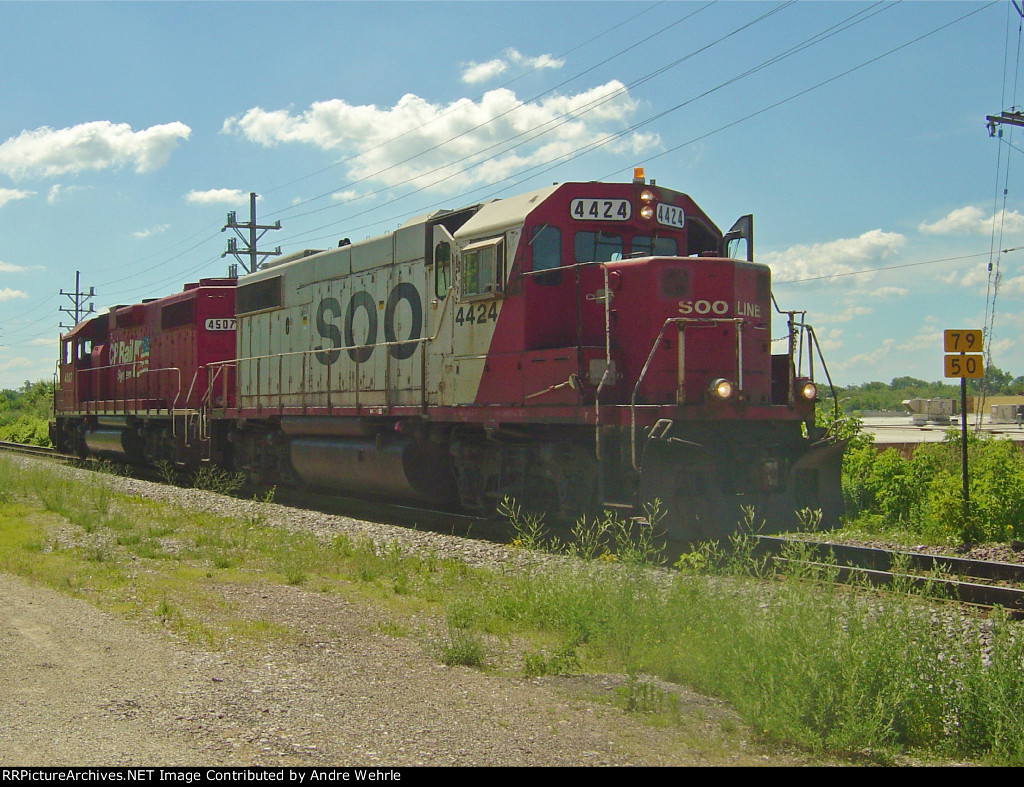 SOO 4424 leads a light-engine G67 west into town